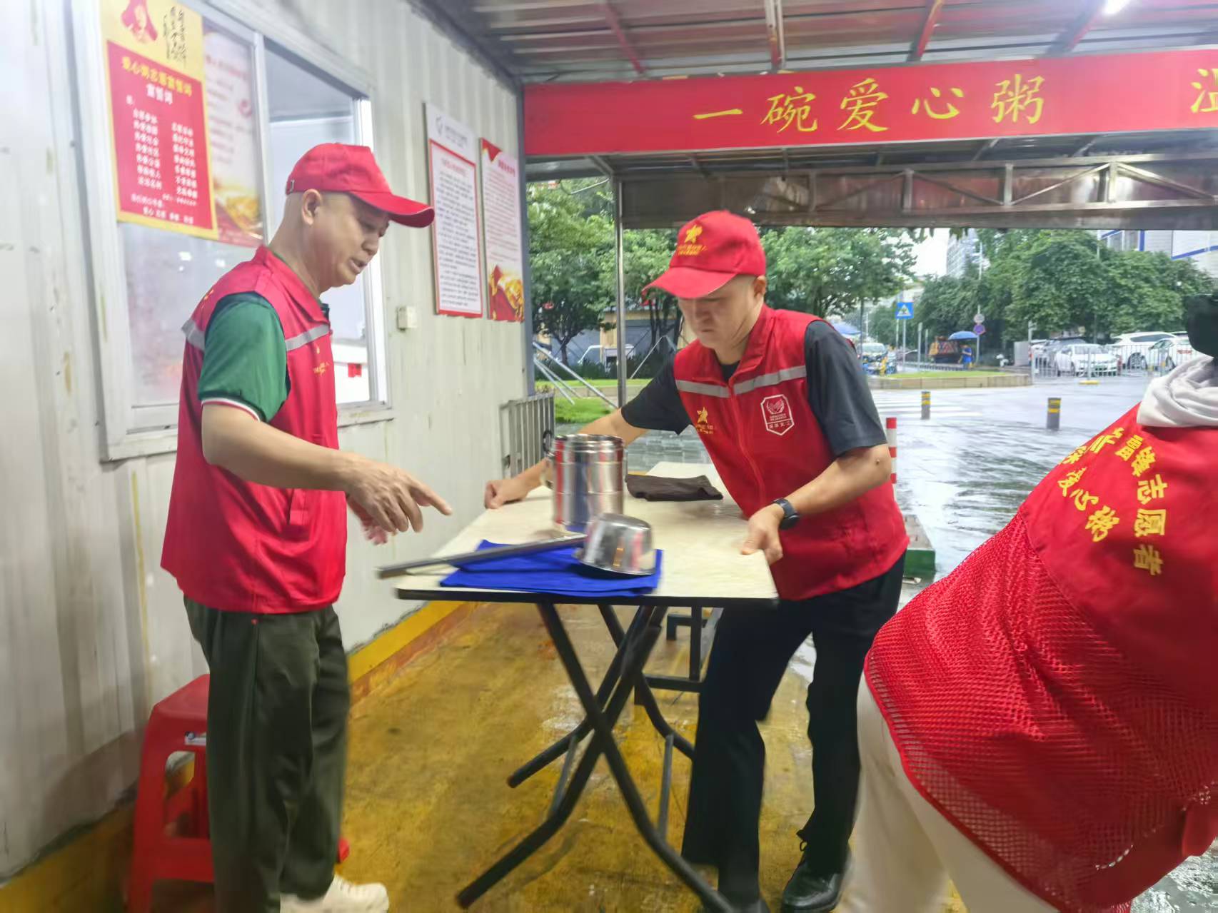 一碗热粥暖人心：石家社区爱心粥无惧风雨，准时送达