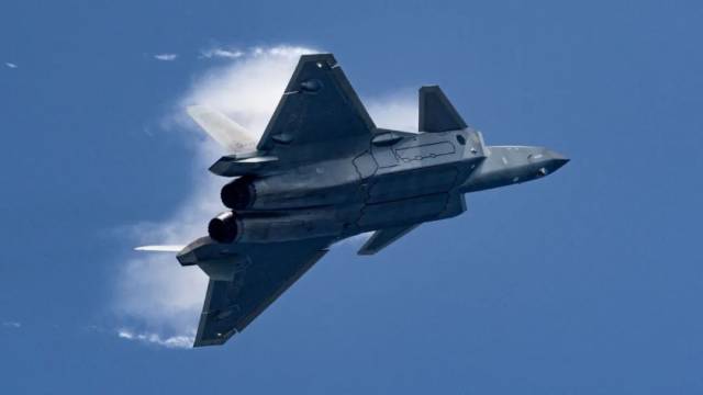 2024年11月12日，中国空军歼-20战机在珠海航展上进行飞行表演。新华社发（徐阳 摄）