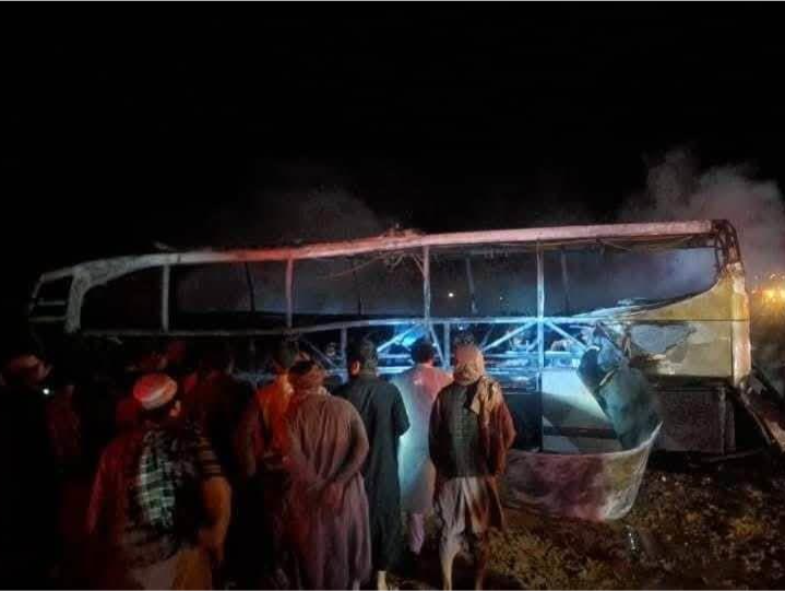 阿富汗西部一大巴车发生交通事故起火 已致76人死亡