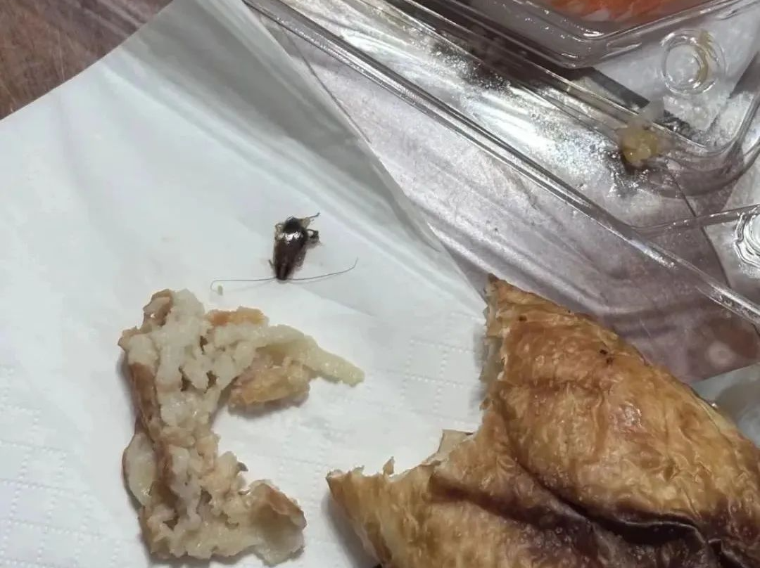 网友曝牛肉卷吃出蟑螂 广州山姆最新回应 