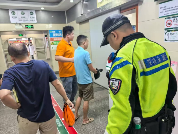 市民手指重伤求助，龙华交警铁骑火速开道送医