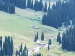 新疆特克斯：喀拉峻大草原峡谷牧歌 山影如画