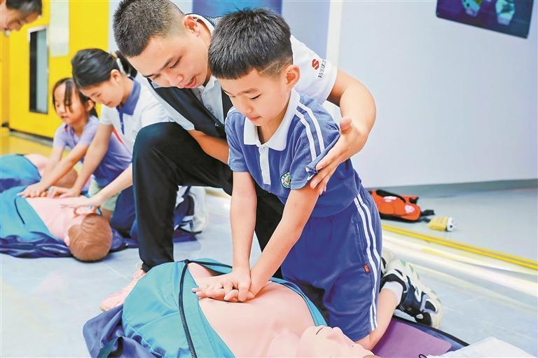 松轩社区青少年沉浸式上安全教育课