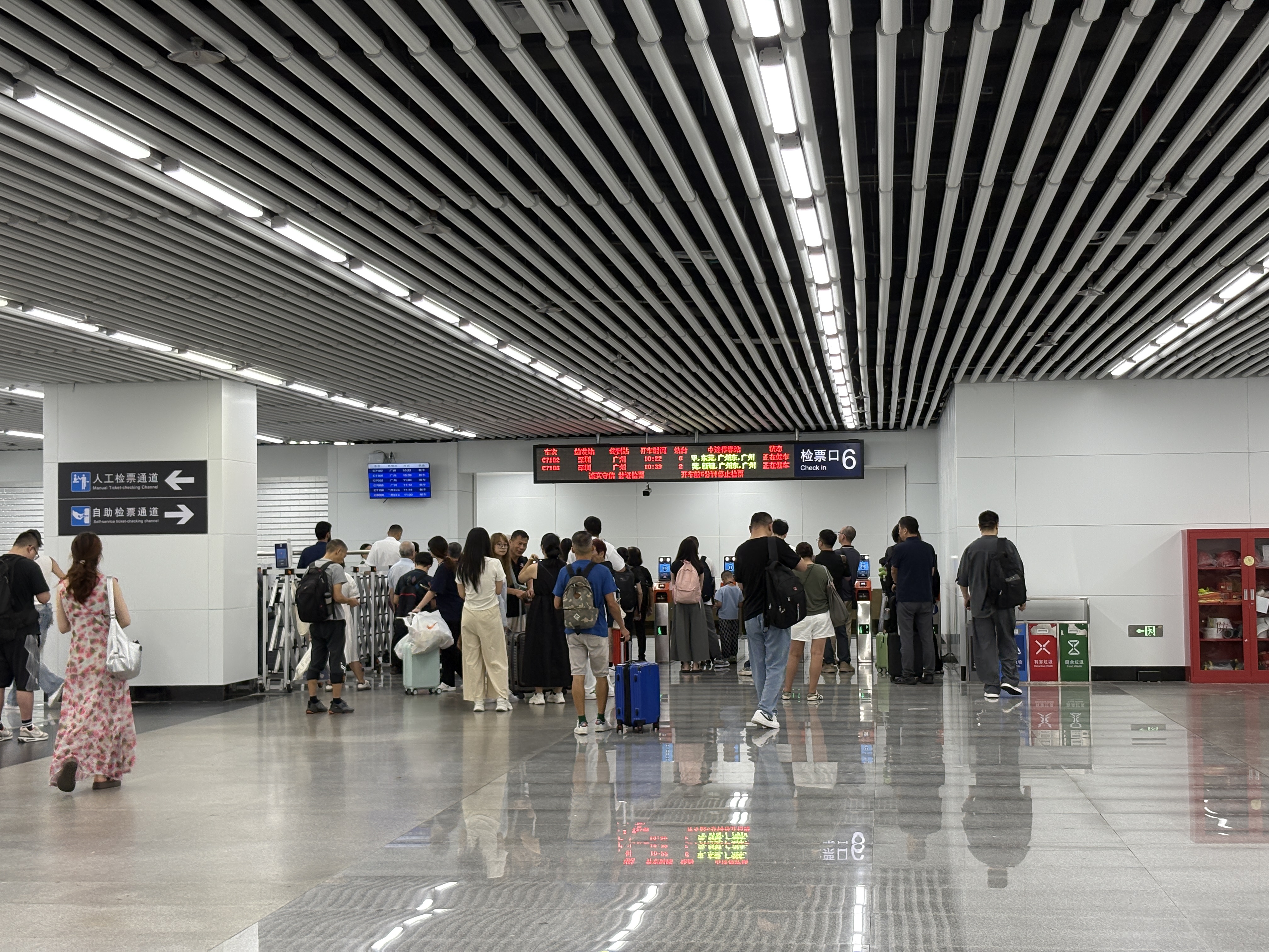 深圳铁路暑运首月旅客到发量超1700万