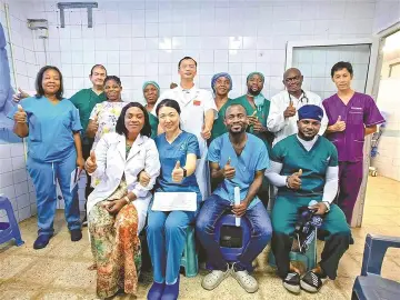 我的深圳故事·城市英雄 | 深圳市妇幼保健院援非医生阎恺、高航：把技术和温情带到赤道几内亚