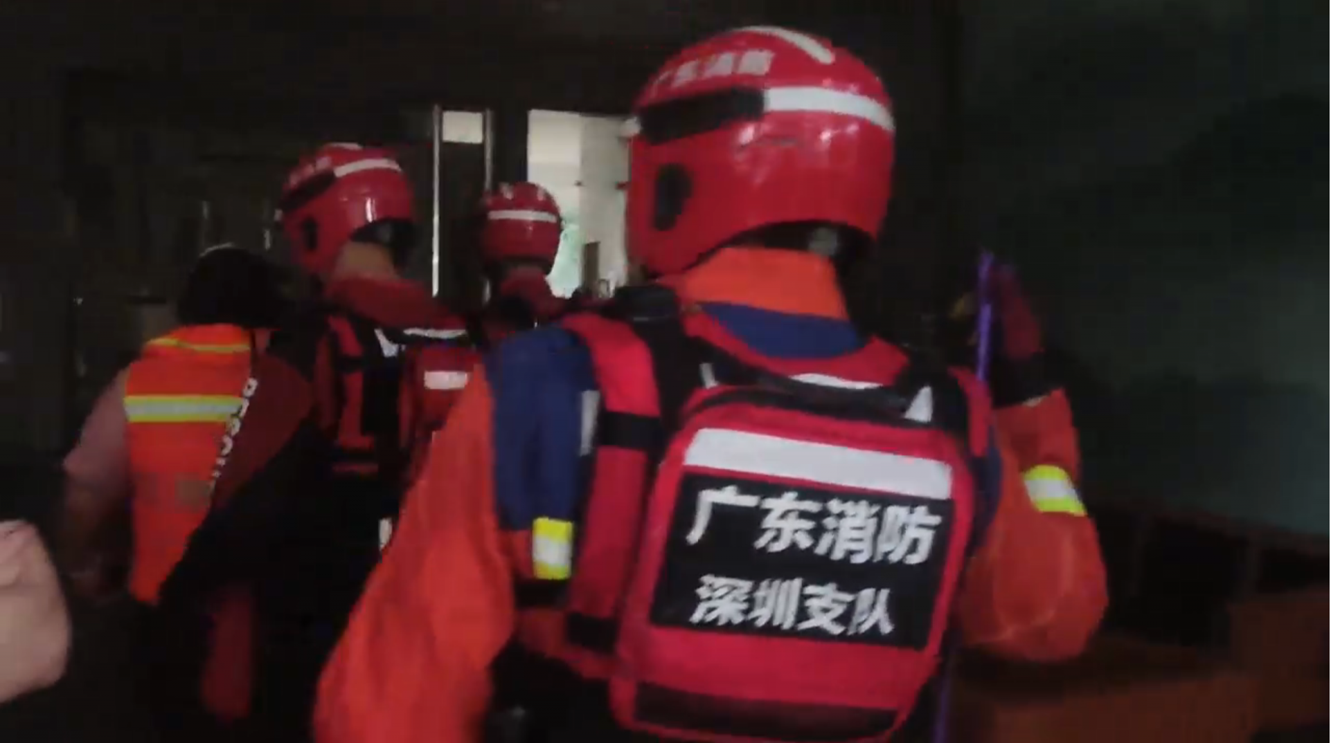 暴雨积水围困工业区 深圳消防架起“最暖摆渡线” 
