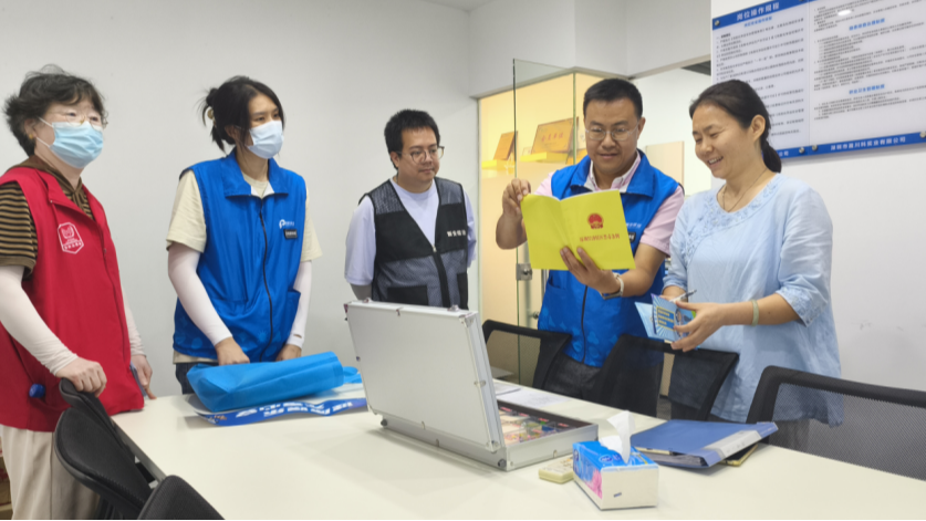 新安街道海滨社区开展“进场所”禁毒宣传活动
