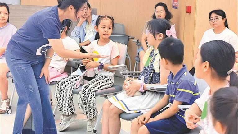 玉塘社区“红马甲”点亮英语角