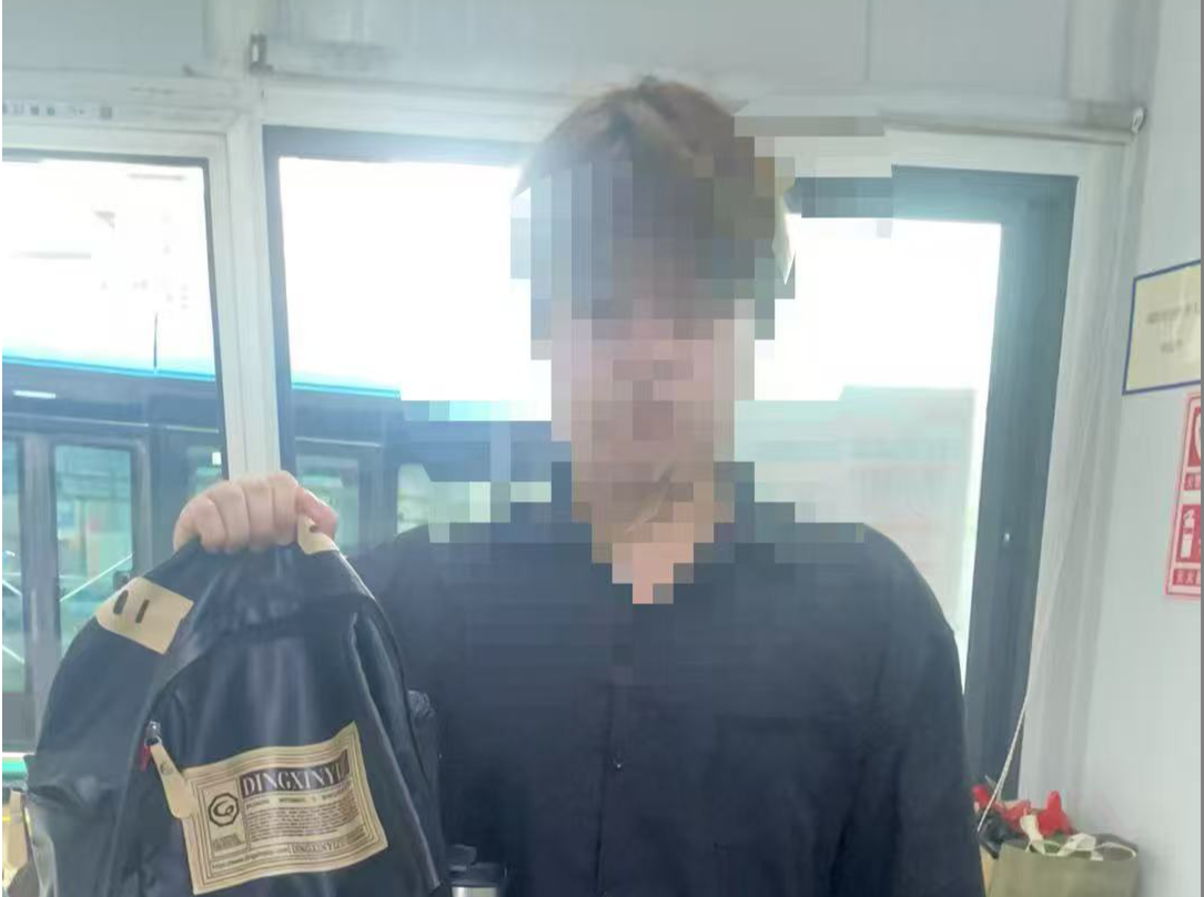 装着录取通知书的书包遗落车厢，深圳公交助力乘客寻回！