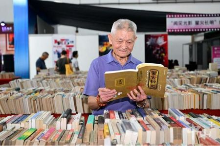 88岁老书迷连续17年逛中山书展！书之墟展区淘书乐趣多
