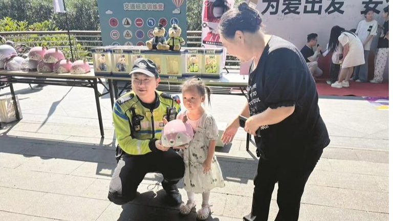 交警进社区、进学校、进商圈 全覆盖宣传交通安全