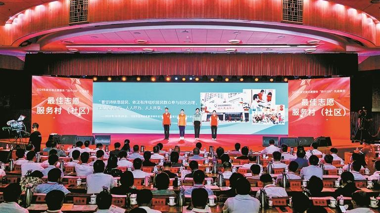 一件件暖心小事聚光成炬点亮全国“最美”志愿红