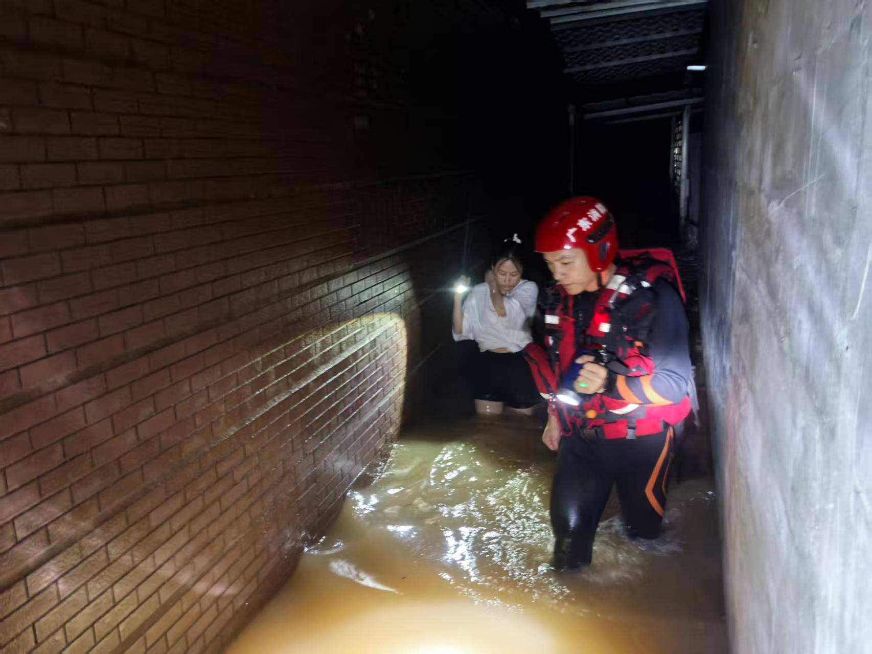 风雨驰援！各地消防驰援惠阳内涝小区，救出数百名围困群众