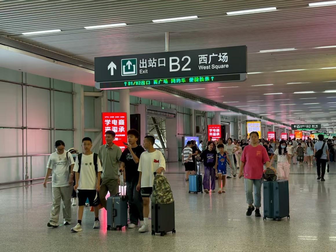 暑运深圳铁路到发旅客已超2400万人次，单日最高峰到发旅客76.9万人次