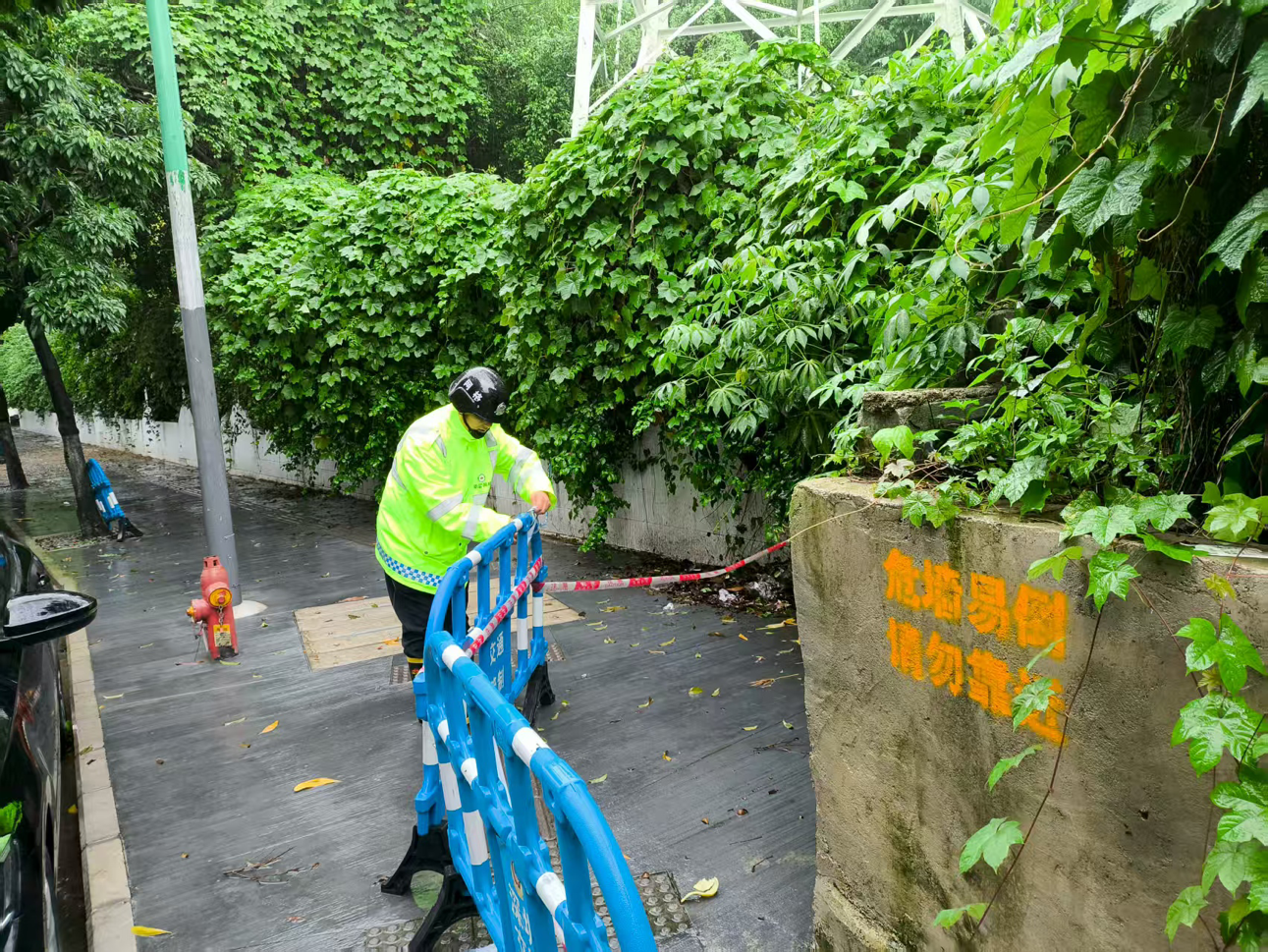 新安街道开展暴雨隐患安全巡查行动