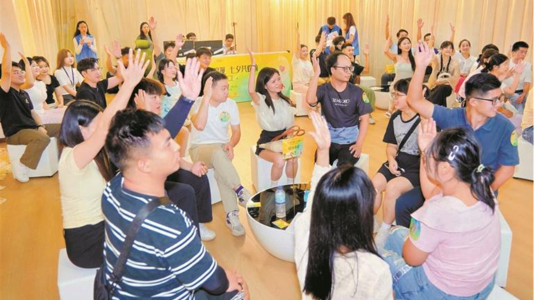 宝安工会借戏撒糖 青年牵手成功