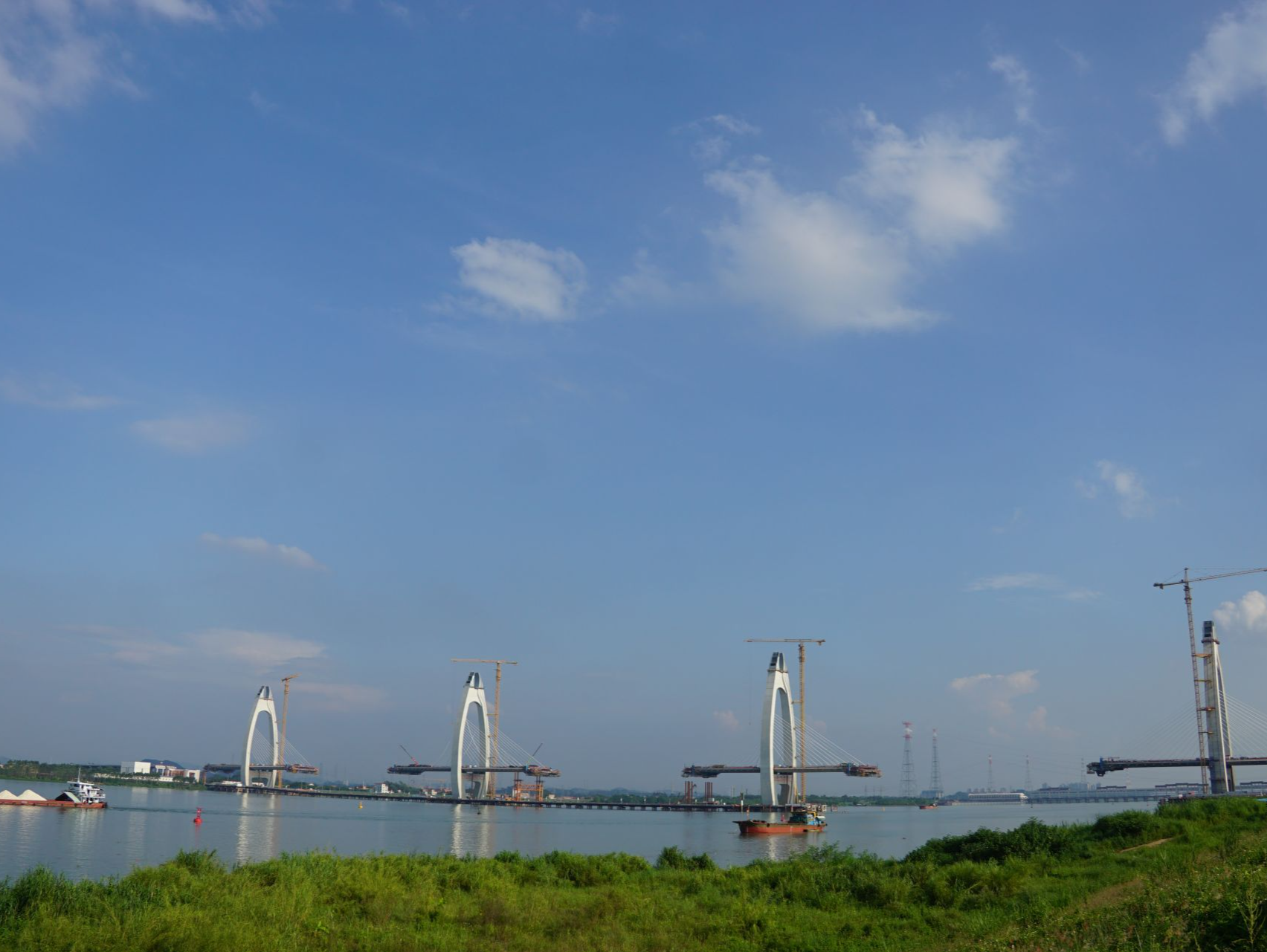 凤凰展翅北江之上，清远新地标清花高速北江特大桥建设进度过半
