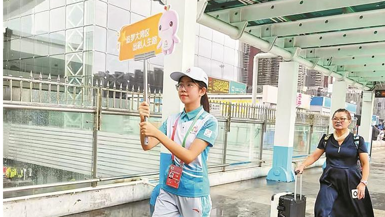 “小海豚”志愿者在深圳北站接力服务十五运会涉赛人员