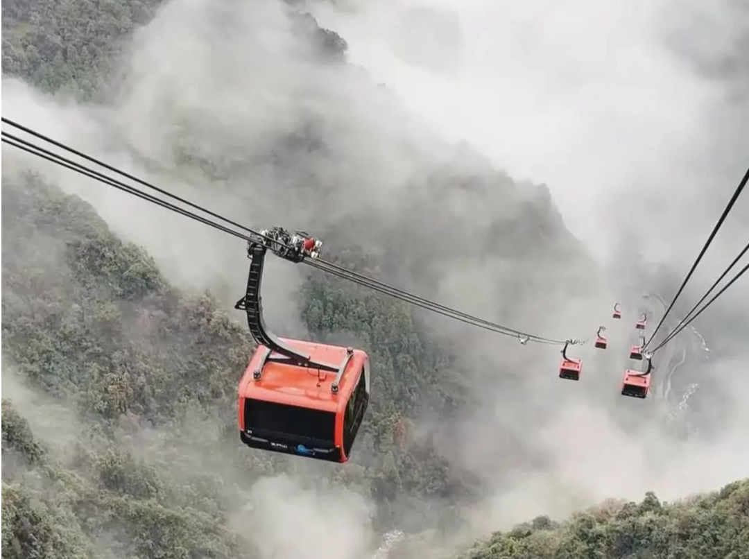 张家界天门山索道突发故障，游客被挂空中2小时后中暑？景区回应