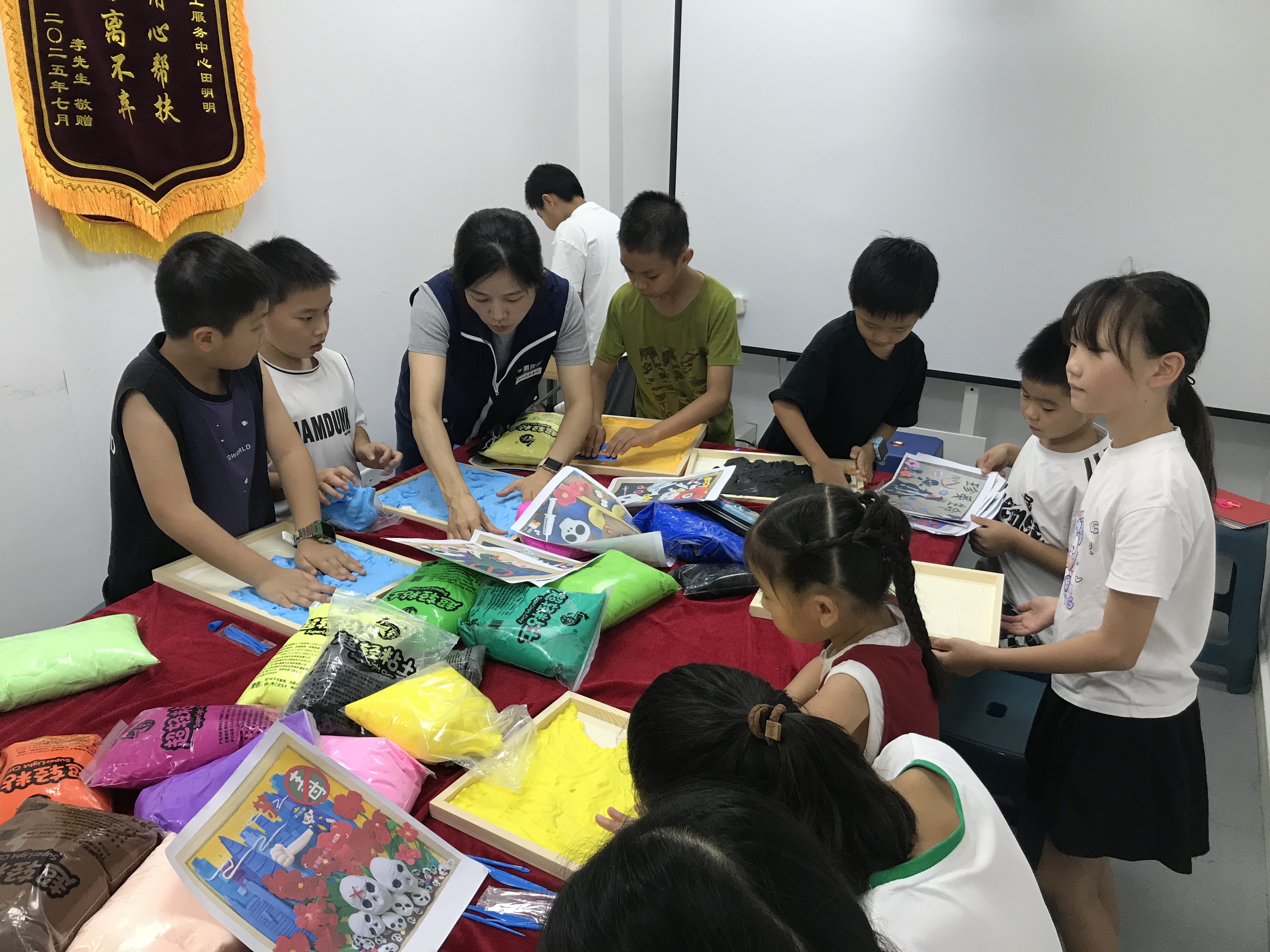 坑梓街道开展“巧手捏黏土，共筑禁毒墙”主题活动