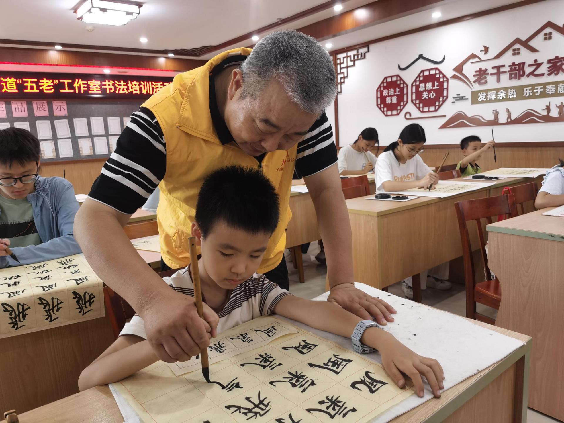 银发丹心传翰墨，大浪街道“五老”工作室书法课圆满收官