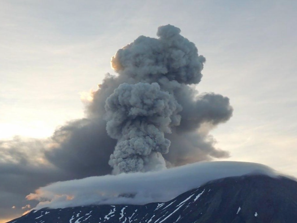 俄罗斯一火山600年来首次喷发，4000米高火山灰或影响航空运输