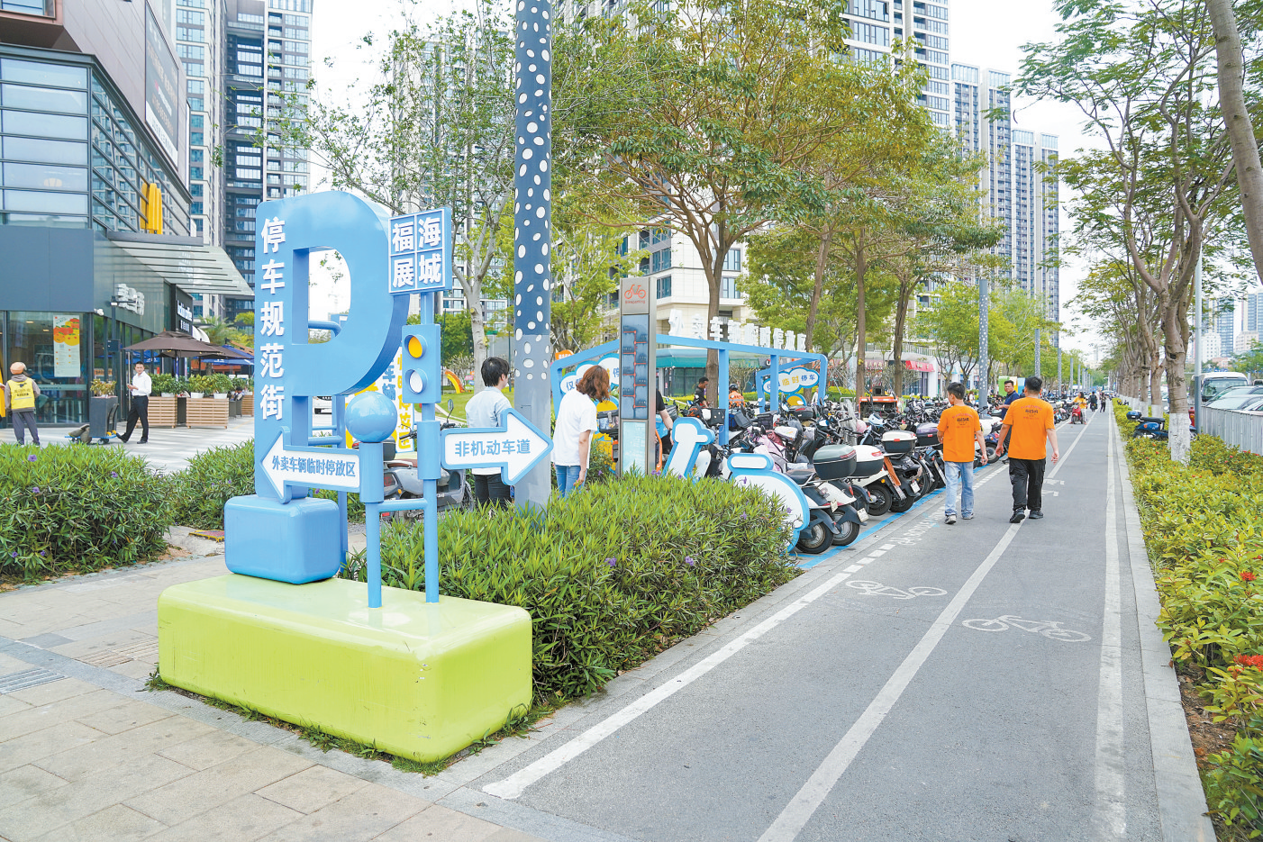 城市共治，宝安焕新丨福海展城巧设“三色”停车位，让停车有“线”、文明有“位”