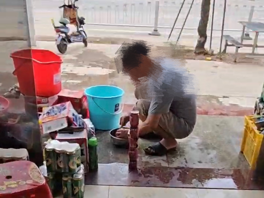 强降雨后，商店出售被洪水浸泡过的饮料？专家提醒：未开封也不能喝！| 有料