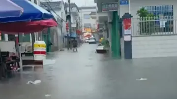 深汕特别合作区遭遇一夜红色暴雨，元宵围村加速排水清淤