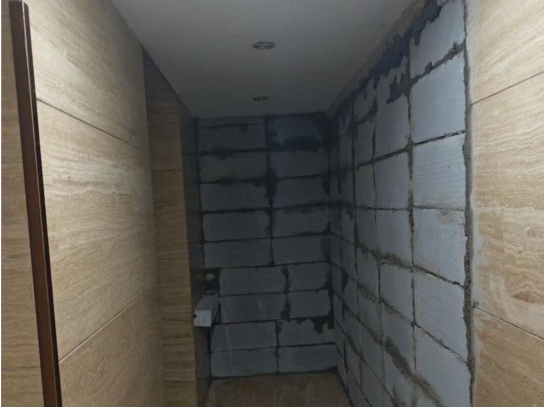 离奇！天津一住户半夜砌墙，把200平方米小区大堂占为自家所有