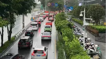 记者直击：布心路洪湖立交段未现积水，辅道车流缓行约三分钟