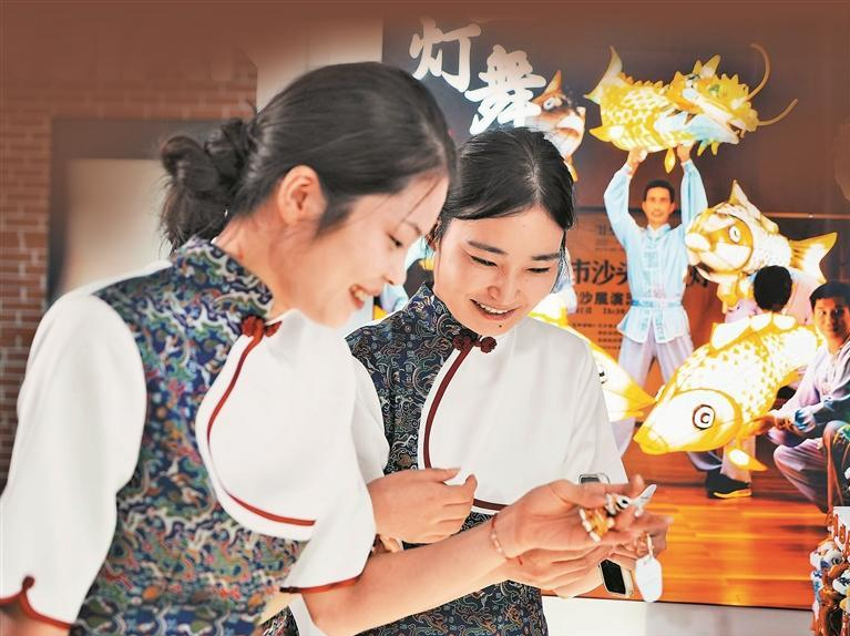 深圳非遗飞到新疆好地方！光明乳鸽南澳海胆粽亮相援疆主题展