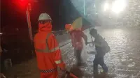 深圳龙岗凌晨暴雨，居民目睹“橙衣人”排水，“一小时水就退了！”