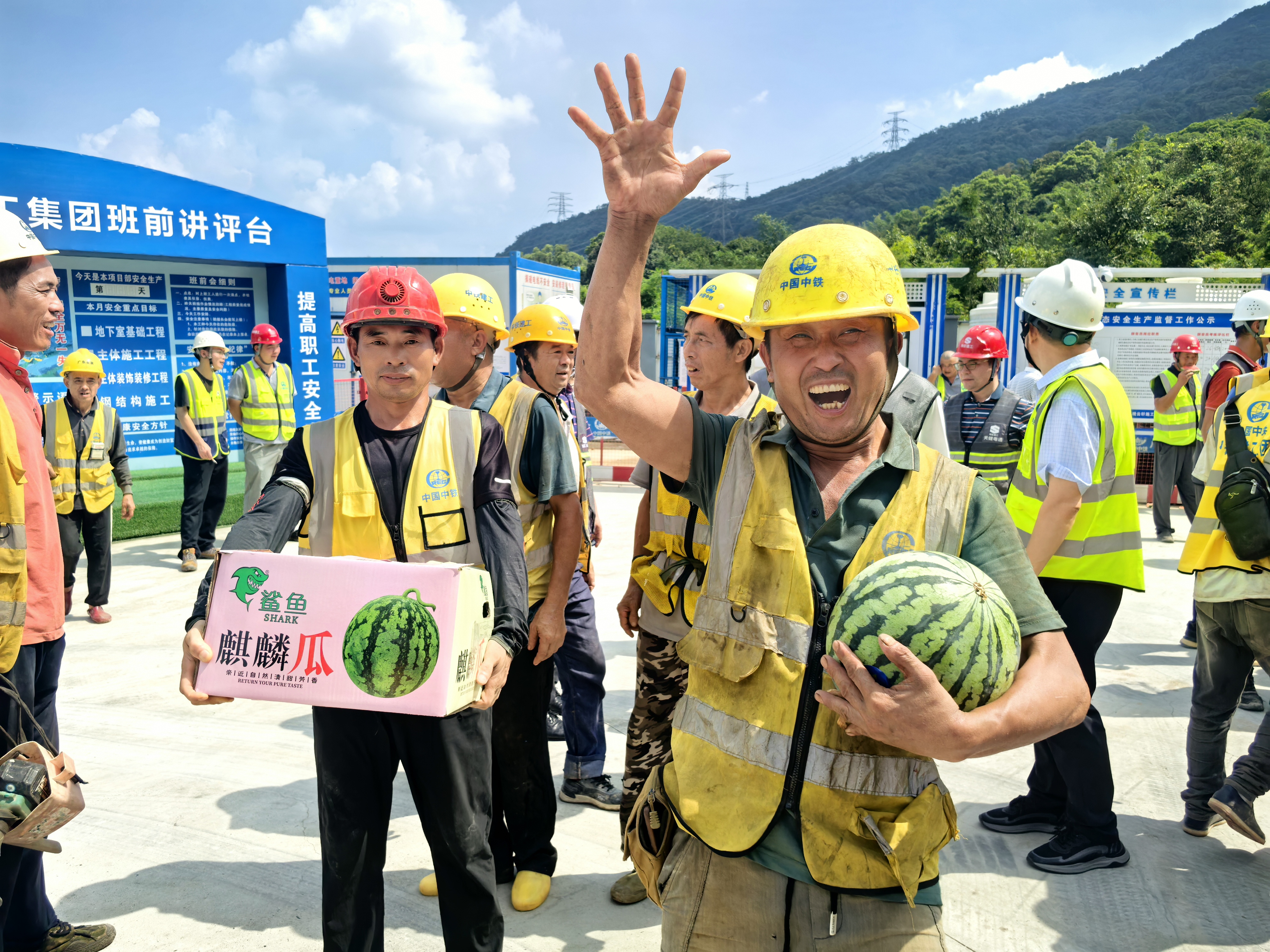港悦观云轩项目开展夏季送清凉活动