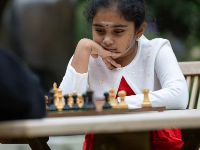 英国10岁女孩成为国际象棋最年轻女子国际大师