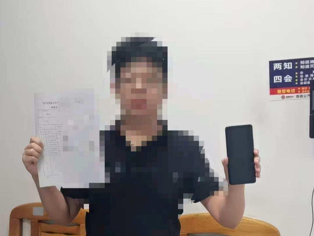 公交车上演“手机接力”，驾驶员拾金不昧解民忧