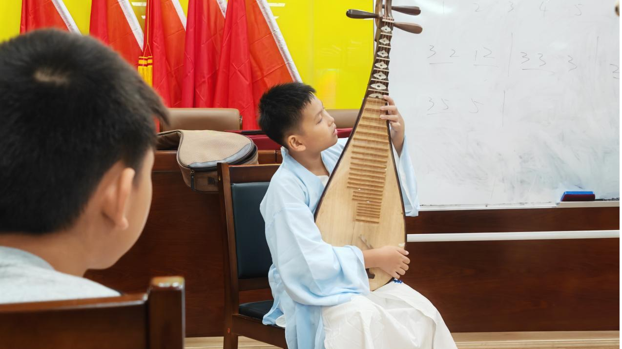 60名萌娃组团学琵琶！新安大浪社区国乐启蒙课“弦”动人心