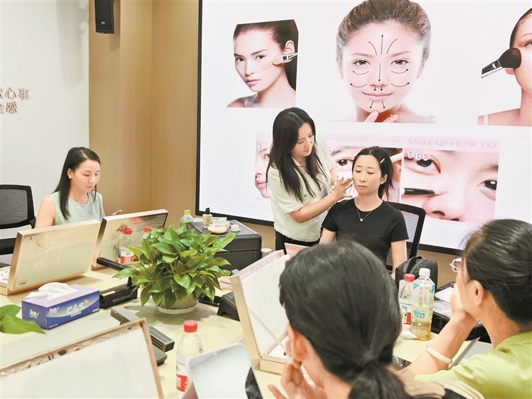 桔塘社区开展妇女赋能民生微实事项目 美妆课堂为女性居民赋能添彩