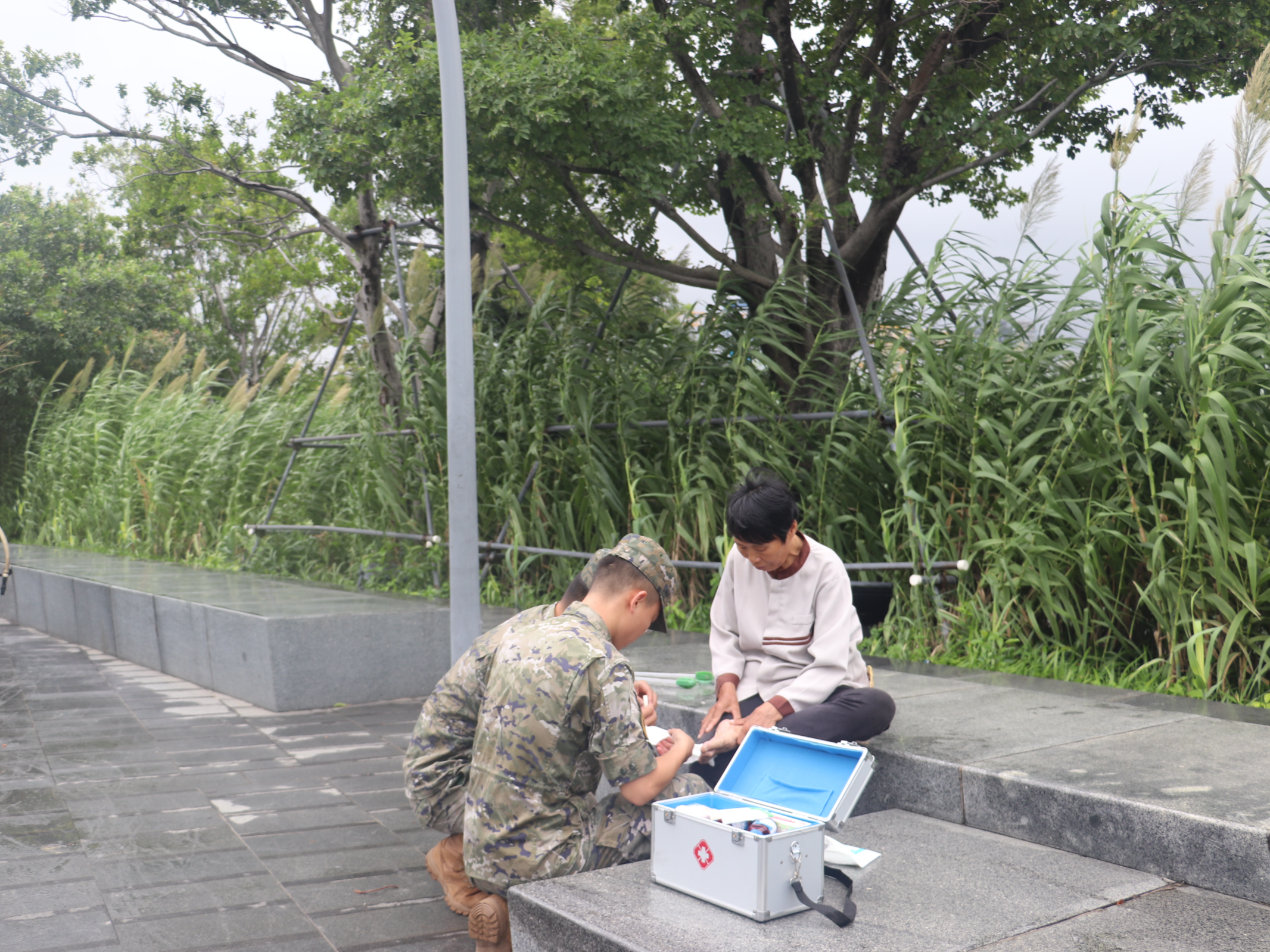 路上突遇受伤群众，深圳海警伸出援手暖心救助