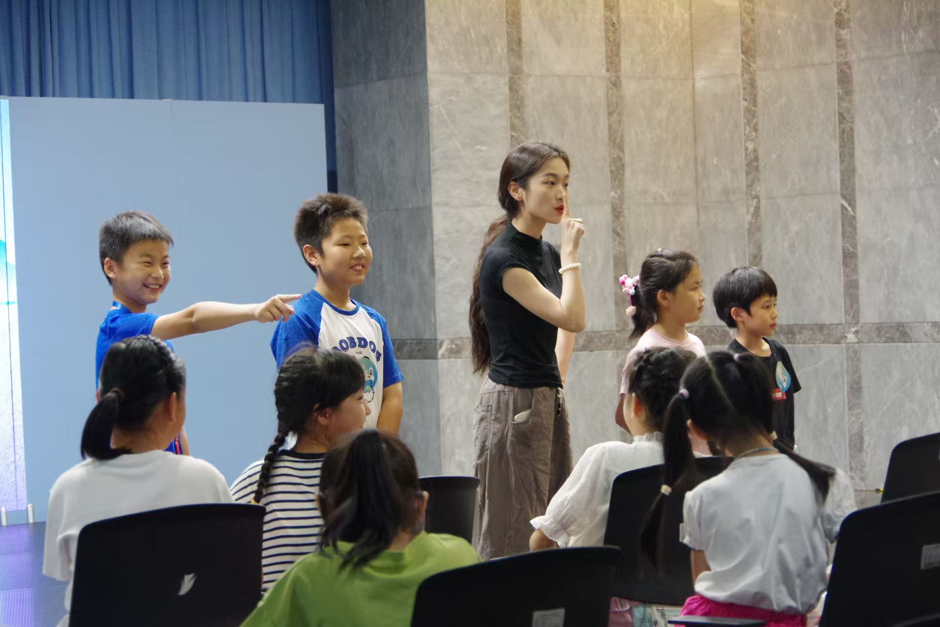 南园街道南华社区“学创托”一体化服务点亮青少年多彩假期生活