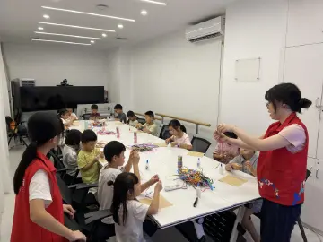 南园街道南园社区儿童用衍纸卷出指尖童话
