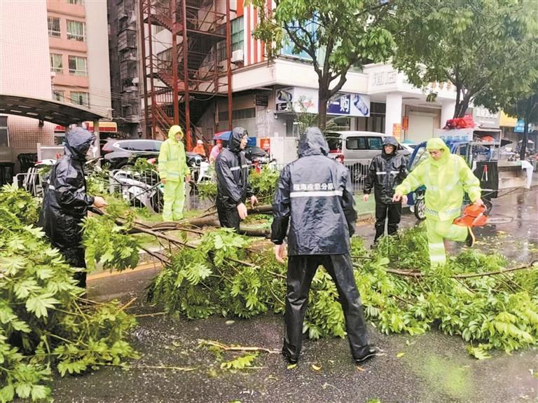 福海街道民兵上阵疏通“城市血管”