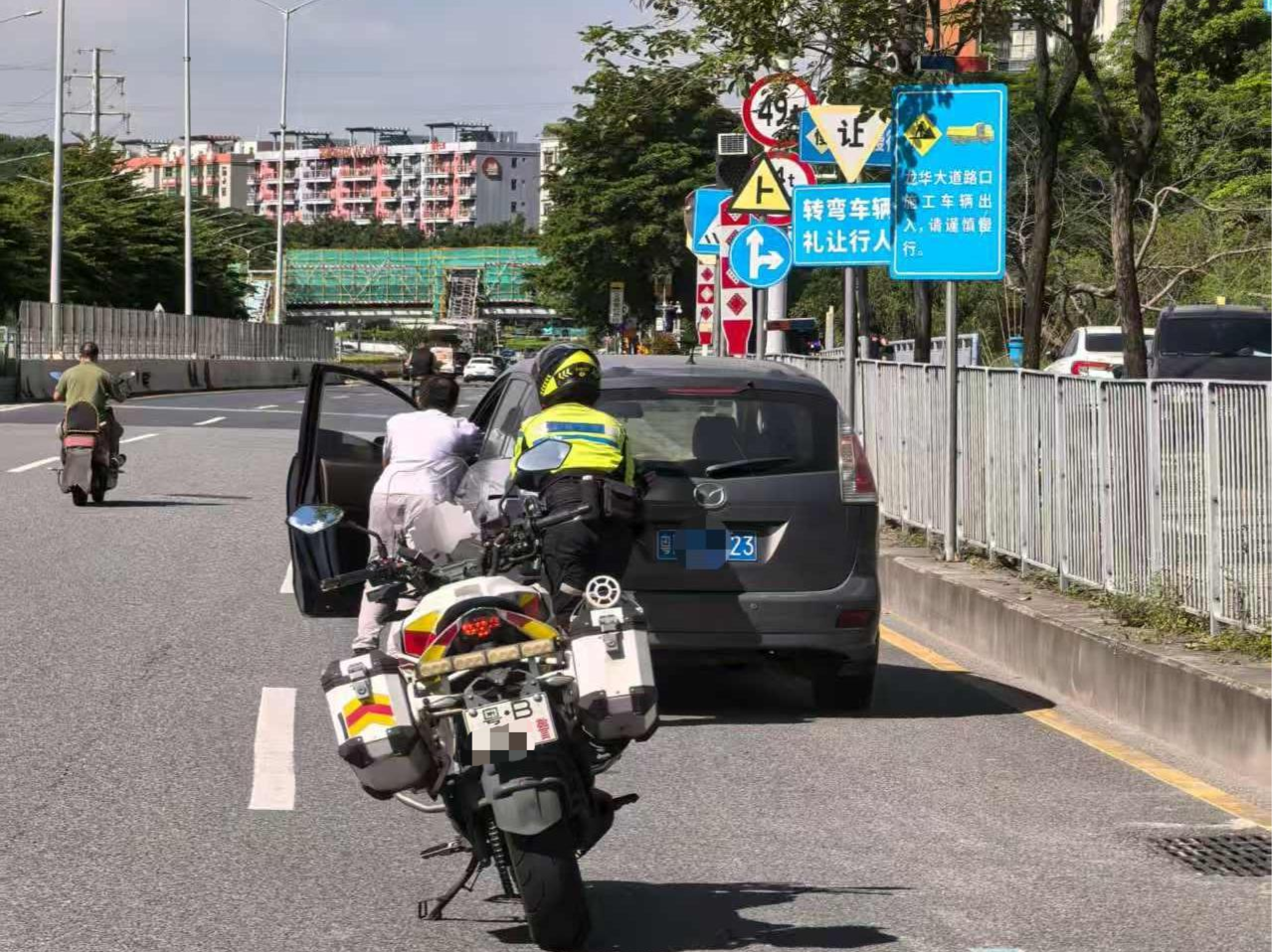 铁骑快速响应，及时救助故障车辆化解拥堵