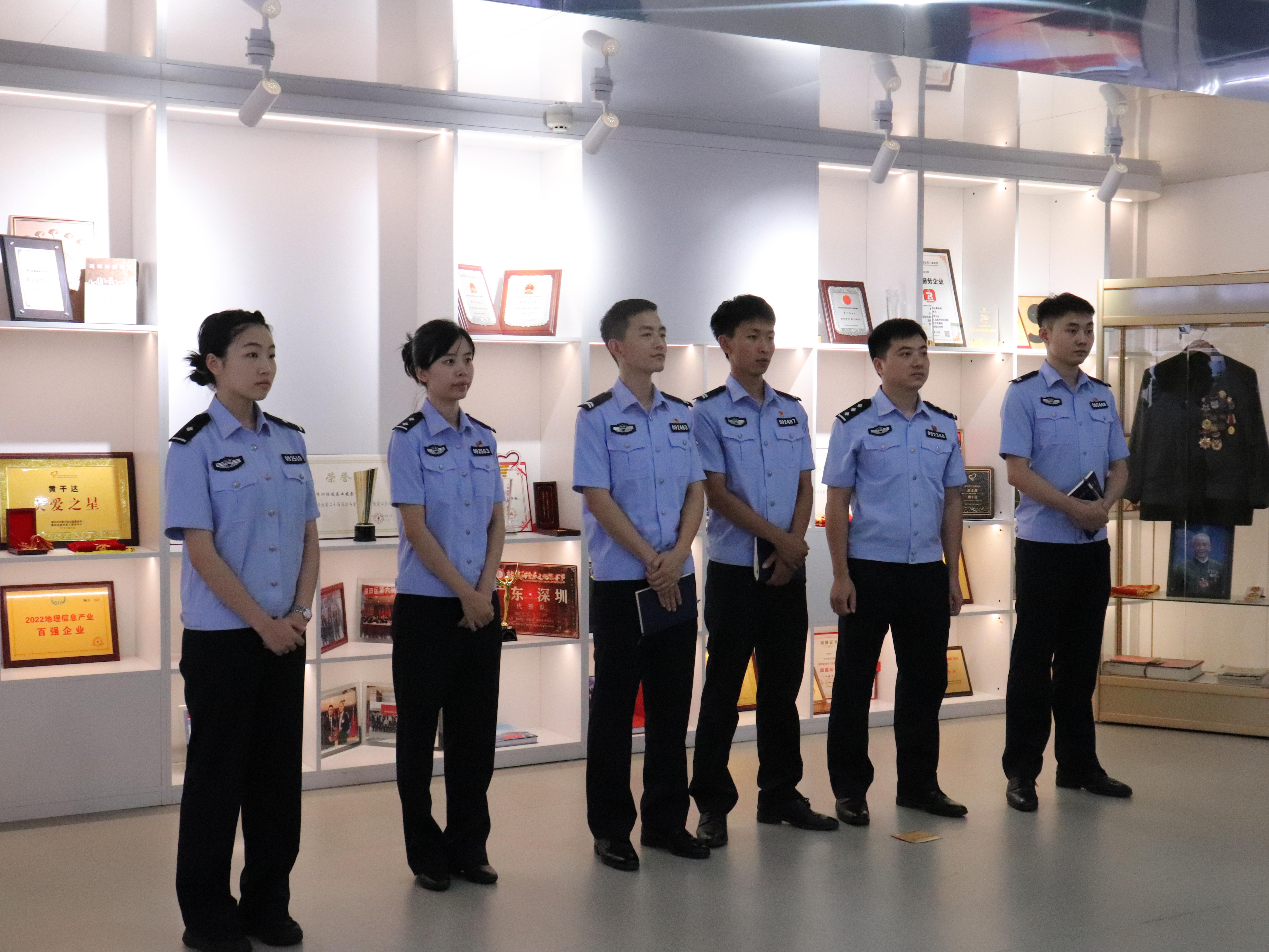 深铁公安民警走进葵花公寓拓荒牛红星堡垒户参观学习
