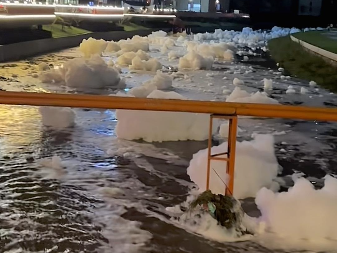 辽宁沈阳一河道现大量白色漂浮物，网友称闻到洗衣粉味，当地回应→