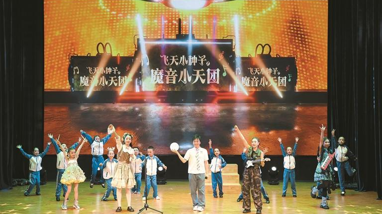 茅洲河体育艺术中心邀请50余个来深务工家庭助力“小候鸟”们圆梦音乐剧