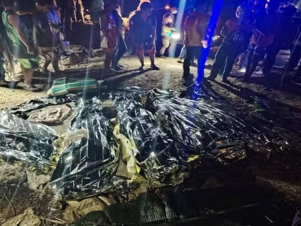 菲律宾一车辆坠入峡谷 至少8人死亡 