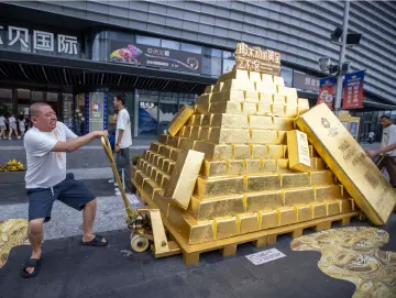 到水贝搬“黄金”成热门打卡点，市民花样姿势合影