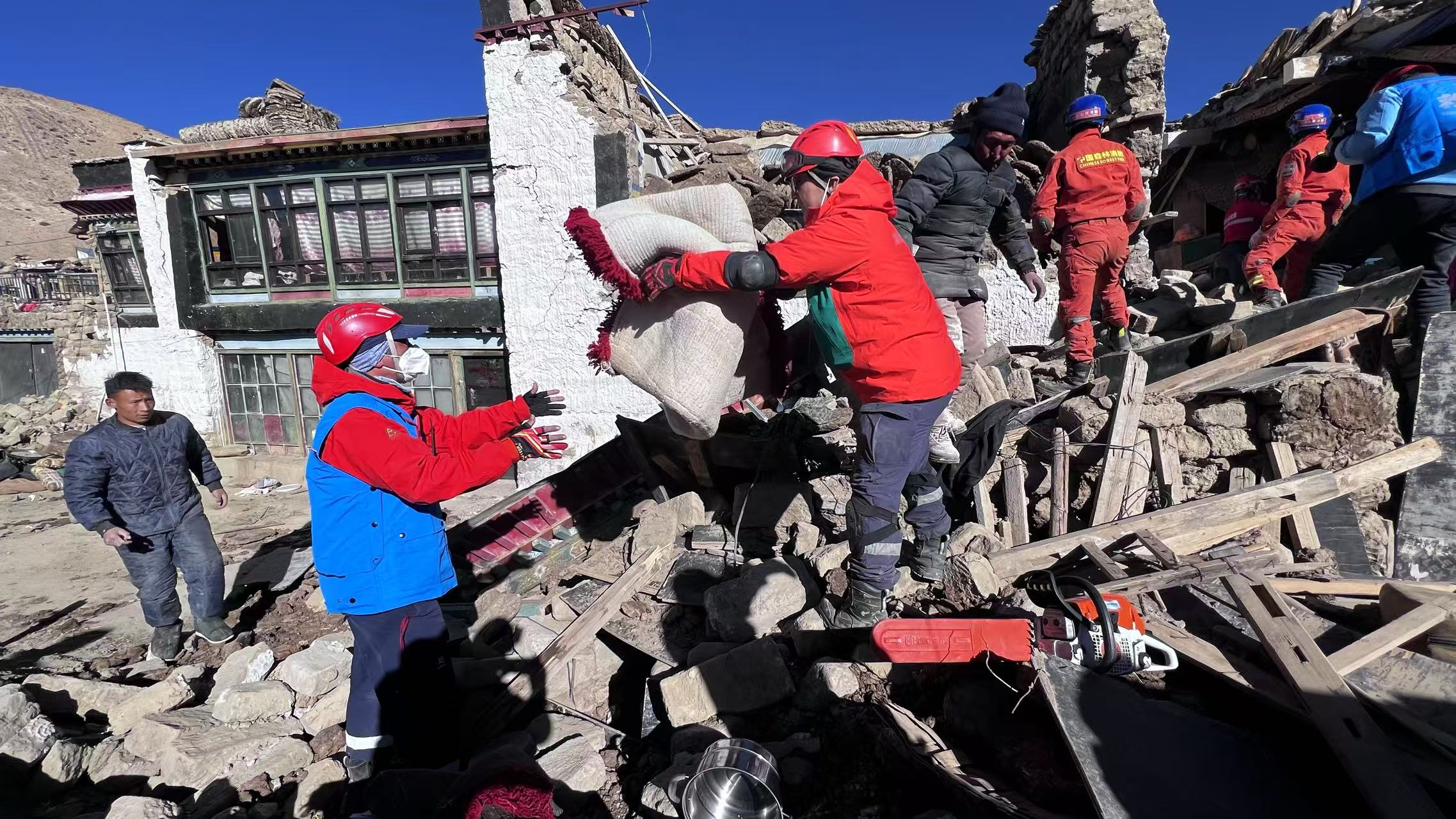 照片背后的故事：应对灾害挑战，深圳公益救援队时刻准备着