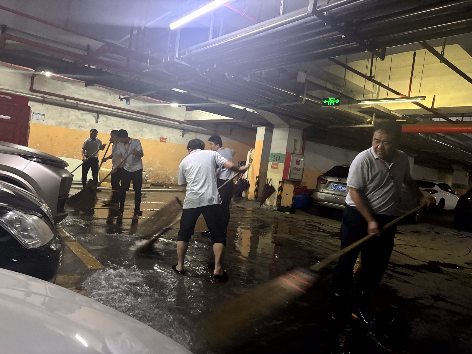 暴雨袭城夜未眠！深圳物业人闻“汛”而动迎战风雨